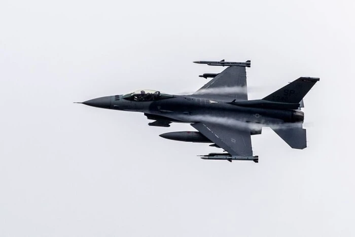 Фото збитого літака F-16