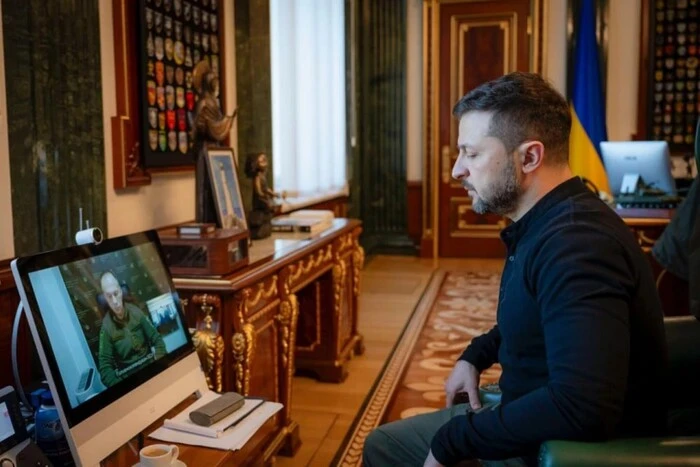Rosja kontynuuje szturm i ostrzał pozycji Sił Zbrojnych Ukrainy. Prezydent wysłuchał raportu Syrskiego