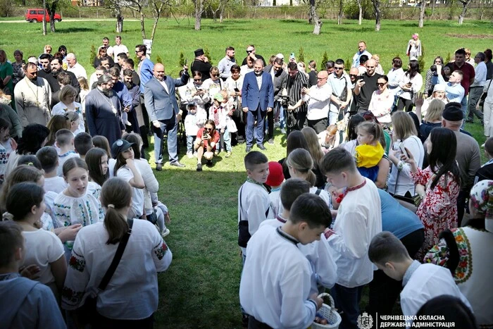 Рекордне катання великодніх яєць на Буковині