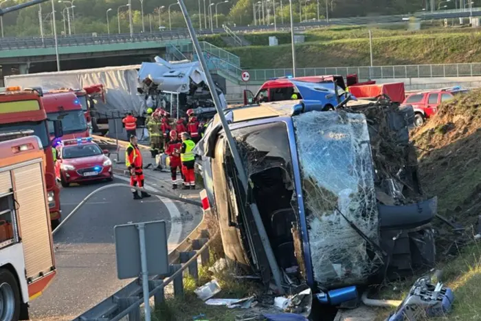 W Warszawie przewrócił się autobus z Ukraińcami: jest wielu poszkodowanych