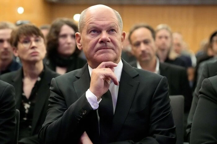 W Niemczech sąd ukarał mężczyznę grzywną w wysokości 4,5 tys. euro za objęcie Scholza