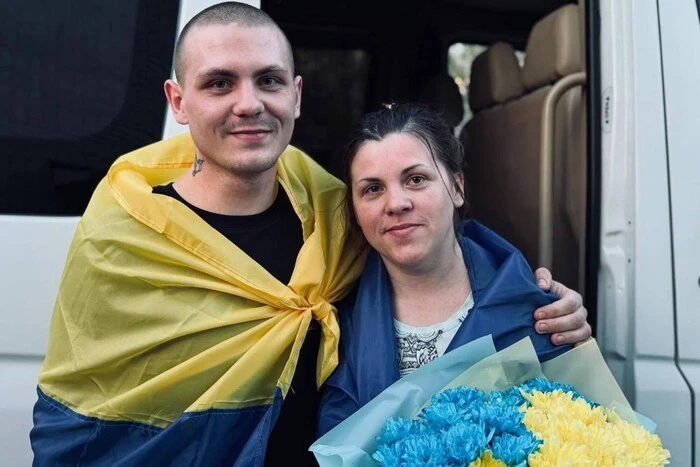 Uwolnieni z niewoli mama i syn spotkali się w autobusie. Wzruszająca historia rodziny Winograd