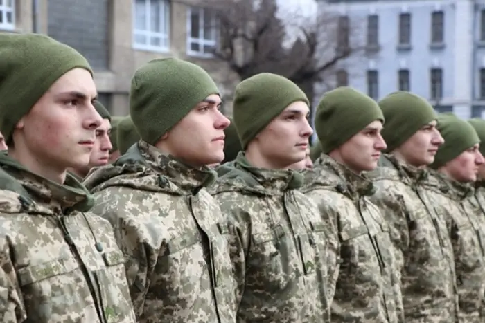 Czy warto mobilizować 18-latków? Ekspert wyjaśnił, jak to wpłynie na demografię