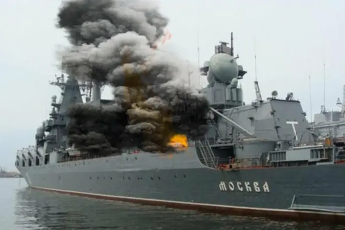 Військовий корабель під час польоту
