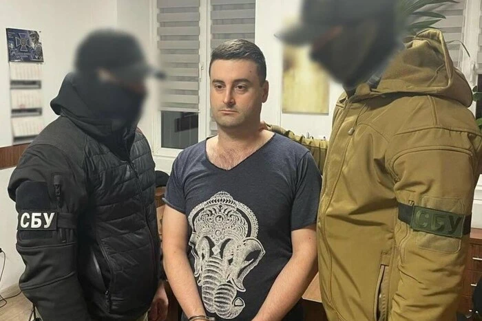 Люди в банківській залі роблять грошові перекази