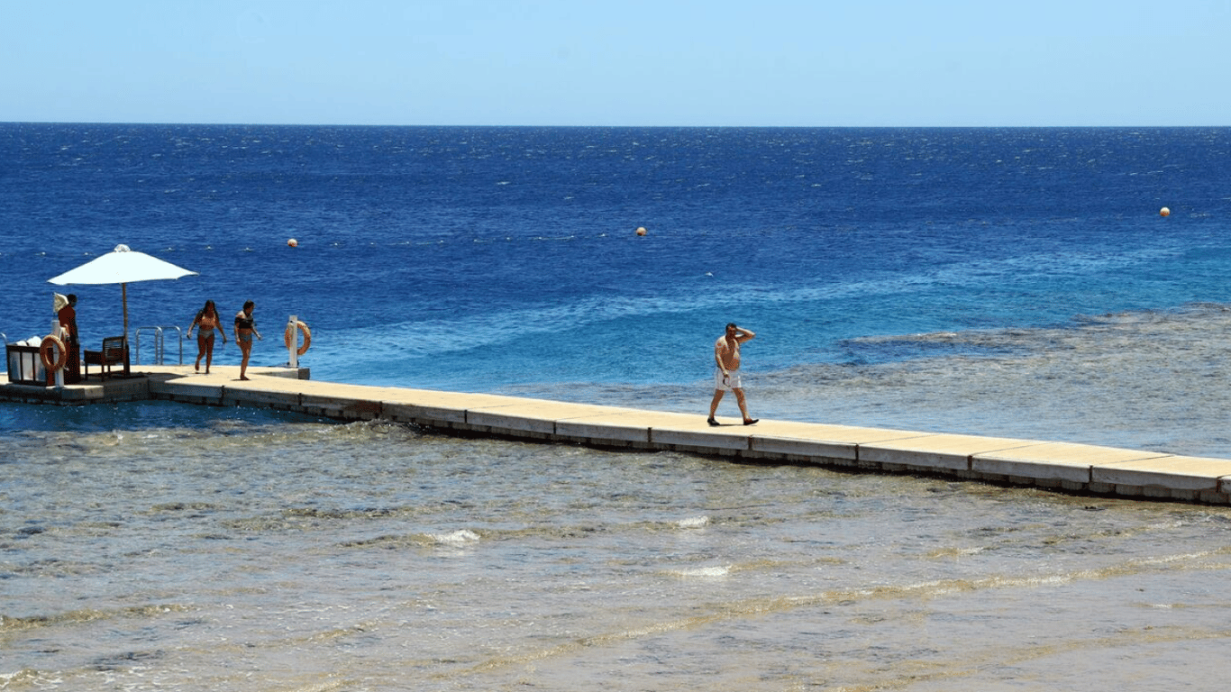 Russian tourists banned from swimming in the sea in Egypt