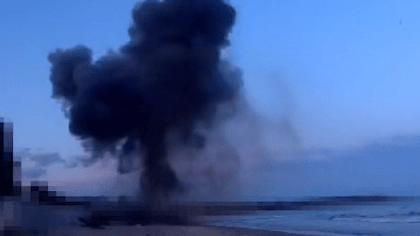На одеському узбережжі знищили морську міну — відео вибуху